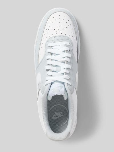 Produktfoto, Sneaker mit Logo-Detail Modell 'Court Vision' von Nike in Weiß und Grau, abgerundete Passform, Schnürverschluss, Herren Sneaker, Absatzhöhe 3 cm, Schafthöhe 7 cm, Schaftweite 6 cm, sportliche Textur