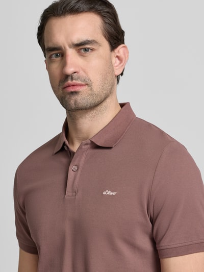 Męski model nosi Regular Fit Poloshirt aus reiner Baumwolle od s.Oliver RED LABEL, jednolity kolor, materiał pique, przód, zbliżenie górnej części ciała.