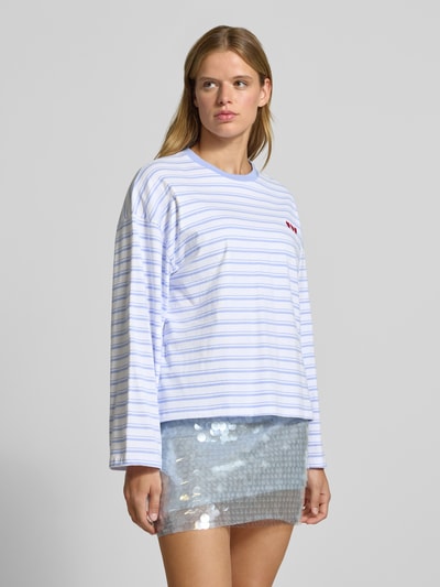Frauenmodel trägt Relaxed Fit Sweatshirt mit Motiv-Stitching von REVIEW, reine Baumwolle, weiß mit blauen Streifen, Ganzkörperansicht von vorne.