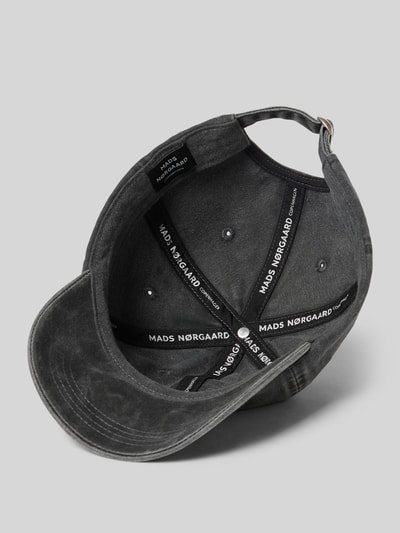 Produktfoto, Basecap mit Label-Stitching von MADS NØRGAARD aus reiner Baumwolle in Grau, verstärkter Schirm, größenverstellbar, strukturierte Oberfläche