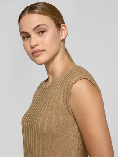 Kobieta modelka nosi Regular Fit Strickkleid aus Viskose-Mix od s.Oliver BLACK LABEL, beżowy, delikatny prążkowany wzór, krój regular fit, długość midi, dekolt łódka, cienka dzianina z wiskozy, zbliżenie na górną część ciała