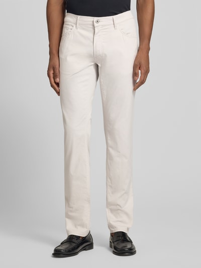 Männermodel trägt Hose mit Eingrifftaschen Modell 'Chuck' von Brax in Beige, Baumwoll-Lyocell-Anteil, Slim-Fit, Ganzkörperansicht von vorne