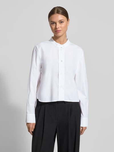 Frauenmodel trägt Regular Fit Hemdbluse aus reiner Baumwolle von Emporio Armani, weiß, Stehkragen, Langärmelig, Ganzkörperansicht von vorne.