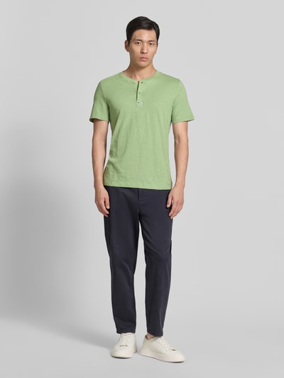 Männermodel trägt Regular Fit T-Shirt aus reiner Baumwolle von s.Oliver RED LABEL, Optik: Unifarben, Henley-Kragen, Ärmelform: Kurzarm, Ganzkörperansicht von vorne.