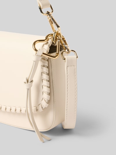 Produktfoto, cremefarbene Handtasche mit Label-Detail Modell 'LILJENDAL' von Seidenfelt, markante Flechtnähte, goldene Details, glatte Textur, Hauptfach mit Umschlag und Magnetverschluss, langer Tragegriff, verstellbarer Schultergurt, Maße: 21 cm Breite, 15 cm Länge, 5 cm Tiefe, Schulterriemen 133 cm.