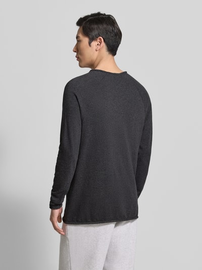 Männermodel trägt Regular Fit Pullover mit Rundhalsausschnitt Modell 'Sonoma' von American Vintage, reine Baumwolle, Ganzkörperansicht Rückansicht.