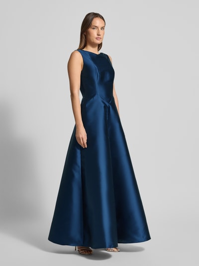 Vrouwenmodel draagt Abendkleid aus Satin mit Rundhalsausschnitt van Swing, donkerblauw, A-lijn, maxilengte, Ganzkörperansicht van voren.