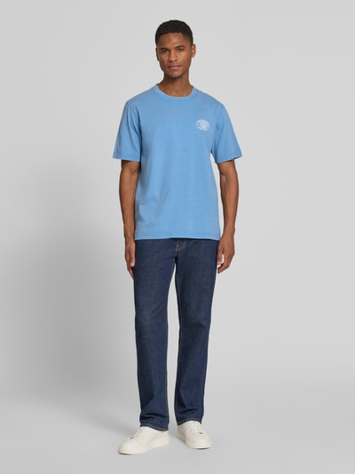 Mannenmodel draagt T-shirt met Label-Print model 'FELIX' van Jack & Jones Premium, blauwe kleur, regular fit, katoen, vooraanzicht volledig lichaam.