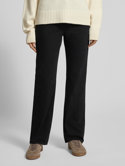 Frauenmodel trägt Straight Fit Jeans mit 5-Pocket-Design Modell 'MATILDA' von Mango in Schwarz, Reine Baumwolle, Gerader Schnitt, Nahaufnahme Unterkörper.