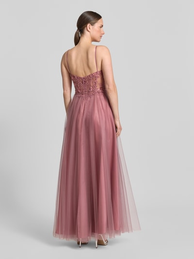 Frauenmodel trägt Maxikleid mit Stitchings und Pailetten von Laona, Tüll, A-Linie, Spaghettiträger, Rückenlänge 122 cm, Ganzkörperansicht Rückansicht.