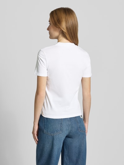 Frauenmodel trägt Damen T-Shirt mit 1/2-Arm Modell 'Luca' von Carhartt Work In Progress aus Reine Baumwolle, Gerade, Ganzkörperansicht Rückansicht.