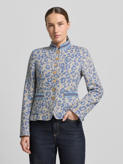 Modelka kobieca nosi Slim Fit Blazer mit Allover-Animal-Stitching od WHITE LABEL, jasnoszary z niebieskim wzorem, bawełniany miks, krój slim fit, naszywane kieszenie, niebieskie detale, długość tyłu w rozmiarze 36: 58 cm, szerokość w rozmiarze 36: 48 cm, długość rękawa w rozmiarze 36: 64 cm, ujęcie całej sylwetki od przodu.