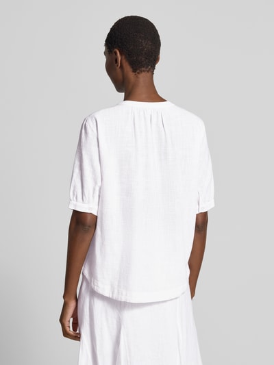 Frauenmodel trägt Relaxed Fit Kurzarmbluse aus reiner Baumwolle von Tom Tailor, weiße Farbe, glatte Textur, Damen Kurzarmbluse, Ganzkörperansicht Rückansicht.