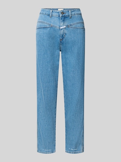 Produktfoto, Straight Fit Jeans aus Baumwoll-Mix in verkürzter Passform von Closed, blauer Denim, sichtbarer Knopf- und Reißverschluss, Logo-Patch, Eingriff- und Gesäßtaschen, elastische Struktur, Damen Jeans, Vorderansicht.