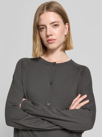 Vrouwenmodel draagt Relaxed Fit gebreid jack uit mix van katoen en linnen van Marc O'Polo, look: effen, ronde hals, lange mouw, knoopsluiting, Nahaufnahme Oberlichaam.