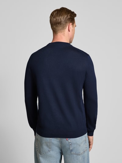Männermodel trägt Regular Fit Pullover aus reiner Wolle von Jake*s Studio Men in Dunkelblau, glatte Textur, Ganzkörperansicht Rückansicht.