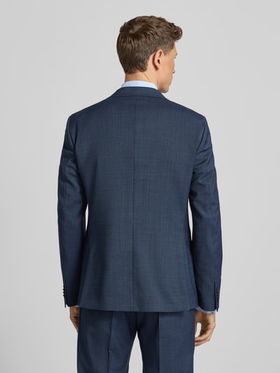 Männermodel trägt 2-Knopf-Sakko mit Reverskragen van bugatti in regular fit, blauw, materiaal-mix met scheerwol. Ganzkörperansicht Rückansicht.