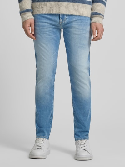 Männermodel trägt Slim Fit Jeans aus Baumwoll-Mix Modell 'ONYX' von BOSS Orange in hellem Blau mit 5-Pocket-Design, Ganzkörperansicht von vorne.
