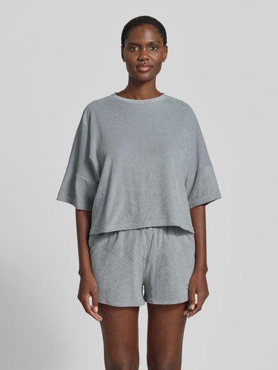 Frauenmodel trägt Relaxed Fit T-Shirt in Bouclé-Optik von Drykorn, Damen T-Shirt aus Reine Baumwolle, Rundhalsausschnitt, Halbarm, Ganzkörperansicht von vorne.