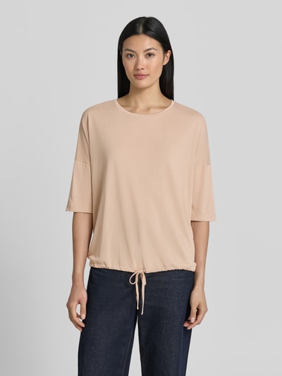 Frauenmodel trägt Damen T-Shirt aus Modal-Mix von Christian Berg Woman in Beige, mit Rundhalsausschnitt, Tunnelzug, Relaxed-Fit, Ganzkörperansicht von vorne. Rückenlänge bei Größe S: 55 cm.