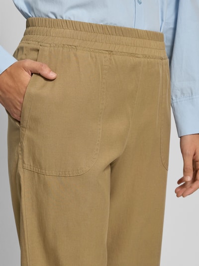 Frauenmodel trägt Hose mit elastischem Bund von Jake*s Casual, beigebrauner Material-Mix mit Baumwoll-Anteil, Nahaufnahme Hüfte.