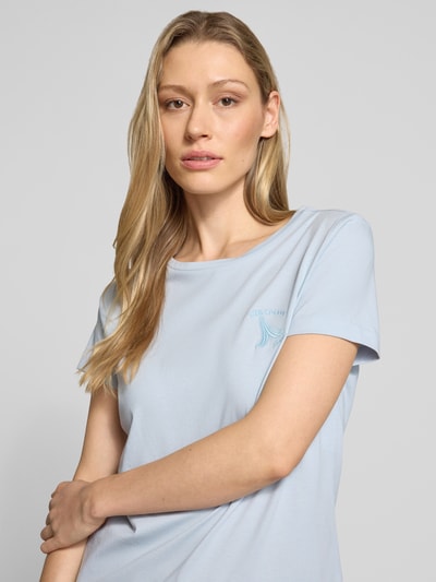 Frauenmodel trägt Regular Fit T-Shirt aus reiner Baumwolle Modell 'C-Elove_4' von BOSS Orange in Optik: Unifarben mit Label-Schriftzug, Rundhals, Kurzarm, Materialverarbeitung: Jersey, Nahaufnahme Oberkörper.