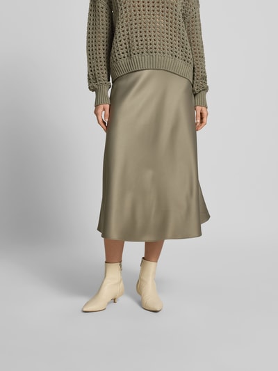 Frauenmodel trägt Midirock aus Satin mit Reißverschluss von Juvia, Midi-Länge, schmale Passform, Bundweite 38 cm, Nahaufnahme Unterkörper.