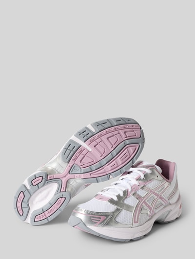 Produktfoto, Sneaker mit Logo-Detail von ASICS TIGER in Weiß, Silber und Rosa, abgerundete Passform, Schnürverschluss, leicht profilierte Sohle, Absatzhöhe 4 cm, Schafthöhe 7 cm, Schaftweite 7 cm, modernes Design und strukturierte Texturen