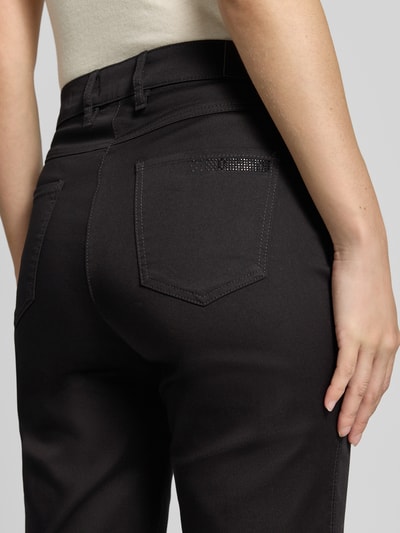 Frauenmodel trägt Regular Fit Gerade Hose aus Baumwoll-Mix Modell 'BE LOVED' von TONI in Schwarz, Damen Gerade Hose, Nahaufnahme Rückansicht.