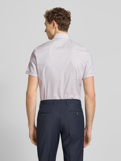 Männermodel trägt Slim Fit Business-Hemd mit Kentkragen von OLYMP Level Five aus Baumwoll-Elasthan-Mix, Rückenlänge 80 cm, Schulterbreite 43 cm, Ärmellänge 24 cm, Knopfleiste, helles Hemd, glatte Textur, Ganzkörperansicht Rückansicht.