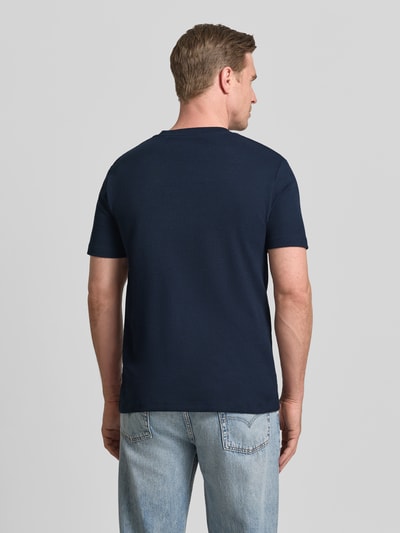Männermodel trägt Regular Fit T-Shirt aus Baumwoll-Mix von Tom Tailor Denim, Optik: Unifarben, Piqué, Rundhals, Kurzarm, Ganzkörperansicht Rückansicht.