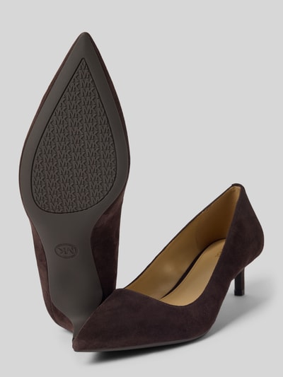 Produktfoto, Pumps aus echtem Leder Modell 'Alina' von MICHAEL Michael Kors in dunklem Braun, spitze Form, Suede-Optik, 5 cm Absatzhöhe, Damen Pumps