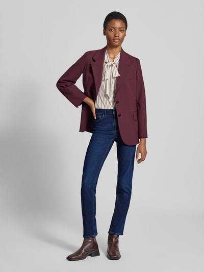 Frauenmodel trägt Slim Fit Jeans mit Eingrifftaschen von Rich & Royal aus Baumwoll-Mix mit Stretch-Anteil in Dunkelblau, Ganzkörperansicht von vorne.