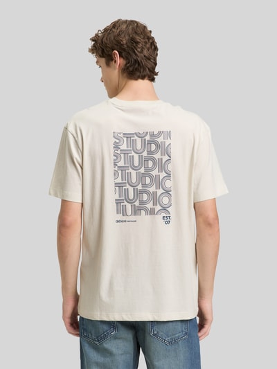 Männermodel trägt Relaxed Fit T-Shirt aus reiner Baumwolle von Tom Tailor Denim, Optik: Unifarben, Passform: Relaxed-Fit, Label-Print auf Rückseite, Rundhals, Ärmelform: Kurzarm, Material: Reine Baumwolle, Ganzkörperansicht Rückansicht.