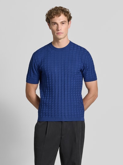 Männermodel trägt Strickshirt aus Viskose-Mix mit Strukturmuster von Armani Exchange in Blau, Slim Fit, Nahaufnahme Oberkörper.
