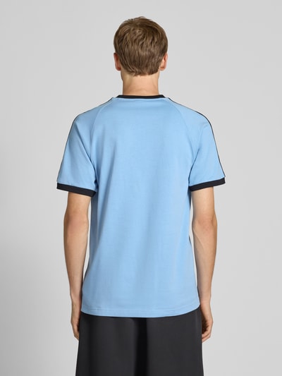 adidas Originals T-shirt met labelstitching Rookblauw - 5