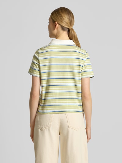 Frauenmodel trägt Regular Fit Poloshirt aus reiner Baumwolle von s.Oliver RED LABEL, mehrfarbig gestreift, Feinripp, Ganzkörperansicht Rückansicht.