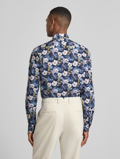 Männermodel trägt Slim Fit Businesshemd aus Baumwoll-Mix mit Kentkragen von OLYMP Level Five, florales Muster, Ganzkörperansicht Rückansicht.