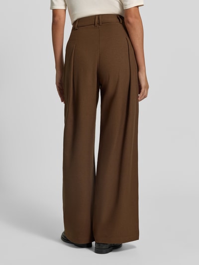 Männermodel trägt Wide Leg Hose mit Bundfalten Modell 'JOKER' von SUNCOO PARIS, Material-Mix mit Viskose-Anteil, braun, Ganzkörperansicht Rückansicht, Szerokość w rozmiarze S: 35 cm, długość nogawki od wewnątrz: 79 cm