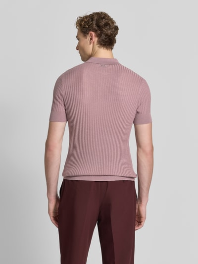 Männermodel trägt Slim Fit Poloshirt aus Viskose-Mix mit Leinen-Anteil von Antony Morato in Strick-Optik, Rückansicht, Rückenlänge 70 cm bei Größe M.
