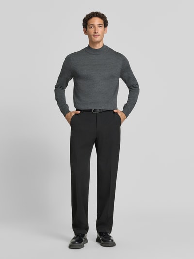 Männermodel trägt Regular Fit Turtleneck aus Woll-Mix von Christian Berg Men in Grau mit gerippten Abschlüssen, Ganzkörperansicht von vorne.