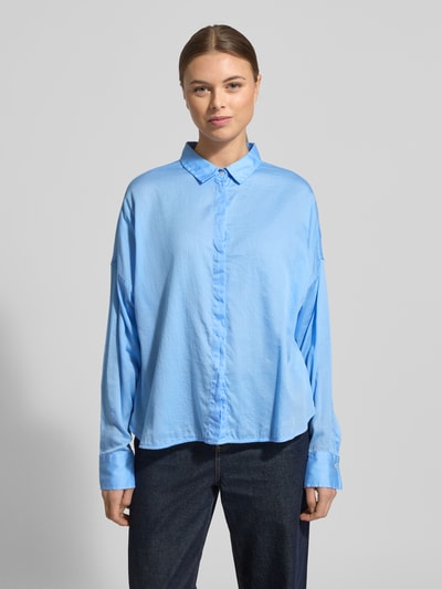 Modelka kobieca ma na sobie Regular Fit Bluzka z ukrytym zapięciem na guziki Model 'SANDY' od 0039 Italy z czystej bawełny, kołnierzyk koszulowy, długość tyłu 68 cm, długość rękawów 47 cm, całkowity widok z przodu.