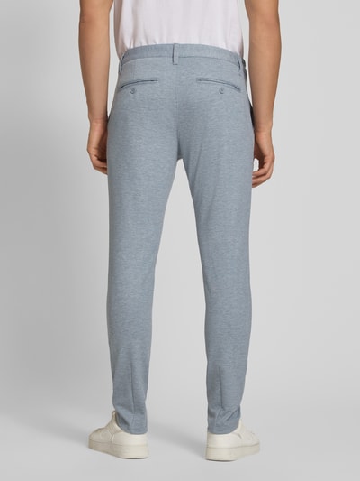 Männermodel trägt Slim Fit Chino aus Viskose-Mix Modell 'MARK' von Only & Sons, efekt: jednolity kolor melanż, krój slim fit, tylne kieszenie, szlufki na pasek, zapięcie na guzik i ukryty zamek błyskawiczny, mieszanka wiskozy, Ganzkörperansicht Rückansicht.