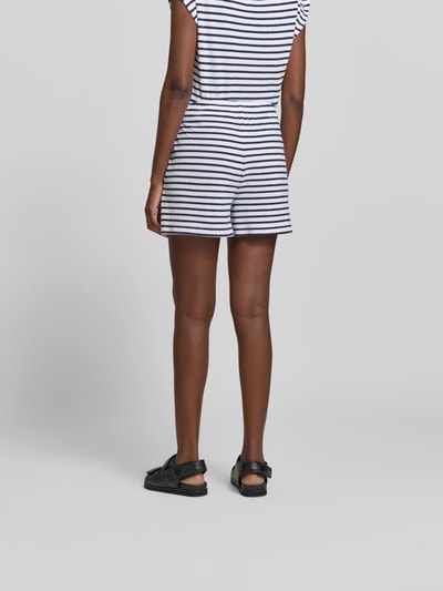 Frauenmodel trägt Shorts in Frottee-Optik von Juvia, gestreiftes Design, Baumwoll-Mix, elastischer Bund, Ganzkörperansicht Rückansicht.