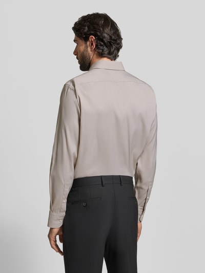 Männermodel trägt Regular Fit Businesshemd aus Stretch-Twill Modell 'P-JOE-KENT-C1-222' von BOSS in Beige, Rückenansicht, Ganzkörperansicht