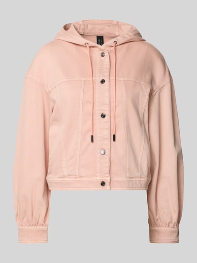 Produktfoto, Jeansjacke mit Kapuze und Eingrifftaschen von Marc Cain aus Baumwoll-Mix mit Stretch, rosa Farbton, sichtbare Knöpfe, seitliche Taschen.