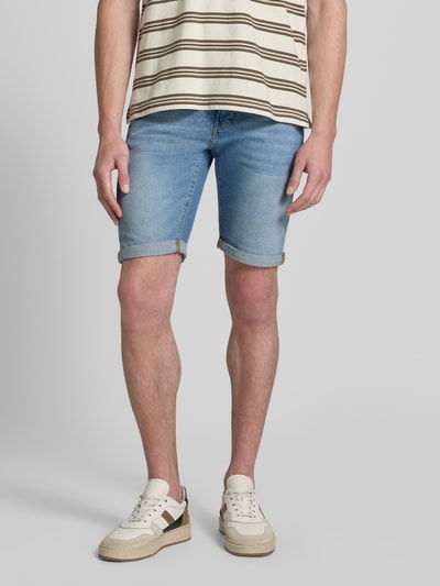 Männermodel trägt Regular Fit Shorts in Denim-Optik von Pierre Cardin, hellblaue Farbe, 5-Pocket-Design, elastischer Baumwoll-Mix, Ganzkörperansicht von vorne.
