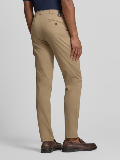 Männermodel trägt Hose mit Gesäßtaschen Modell 'Lupus' von Mmx aus Baumwoll-Mix mit Stretch-Anteil, Regular-Fit, Ganzkörperansicht Rückansicht.