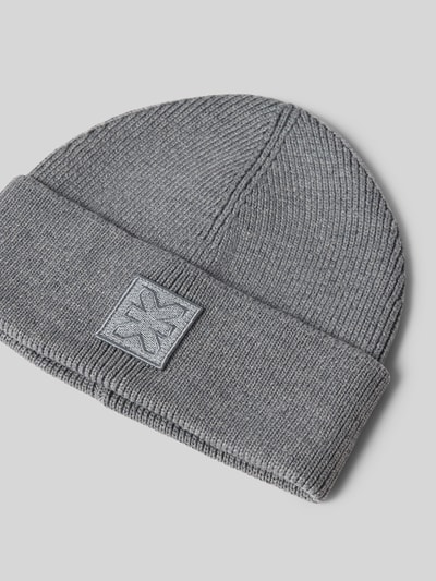 Produktfoto, Beanie aus reiner Wolle von Karo Kauer in Grau mit breitem Umschlag, Label-Patch und Strukturmuster, Damen Beanie