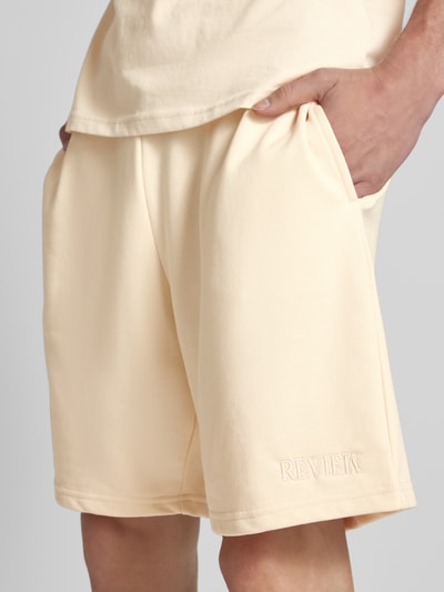 REVIEW Relaxed Fit Sweatshorts mit Label-Stitching Ecru 3